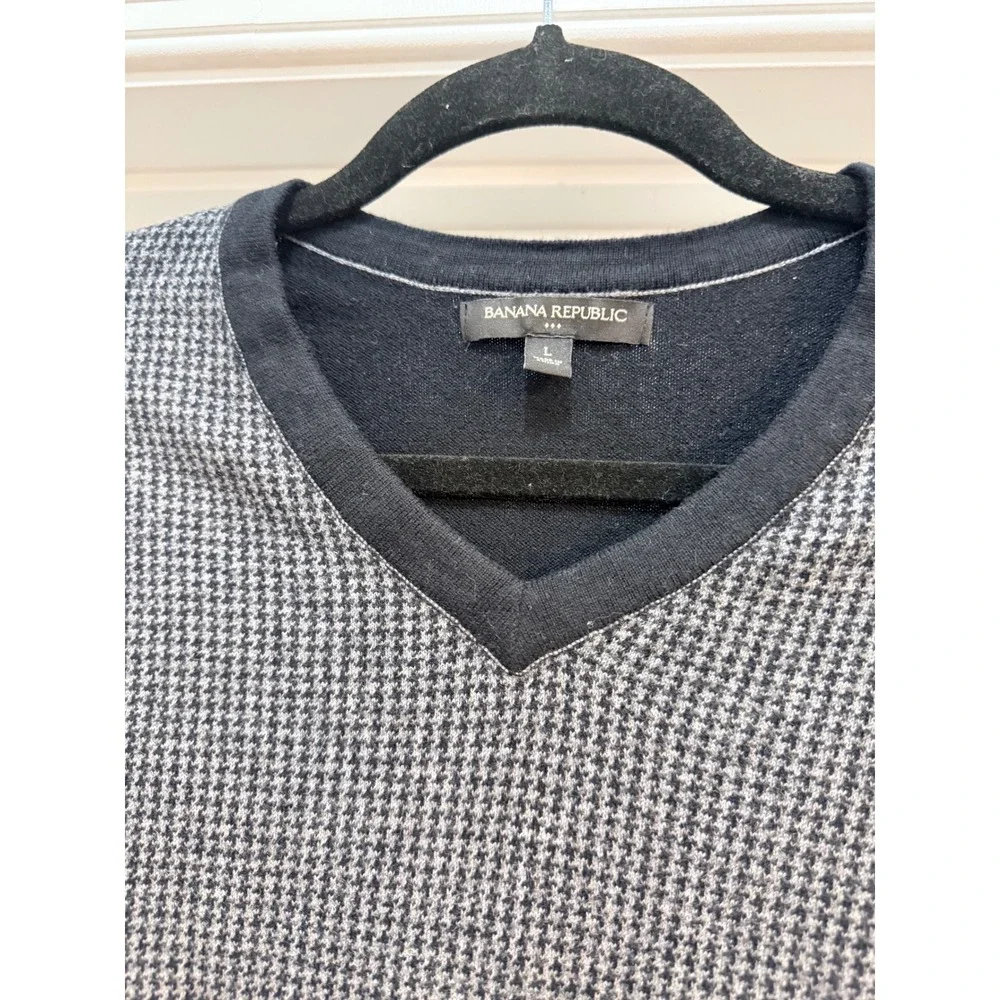 Banana Republic Mens V-Neck Sweater Houndstooth Black Gray Silk Wool Blend L